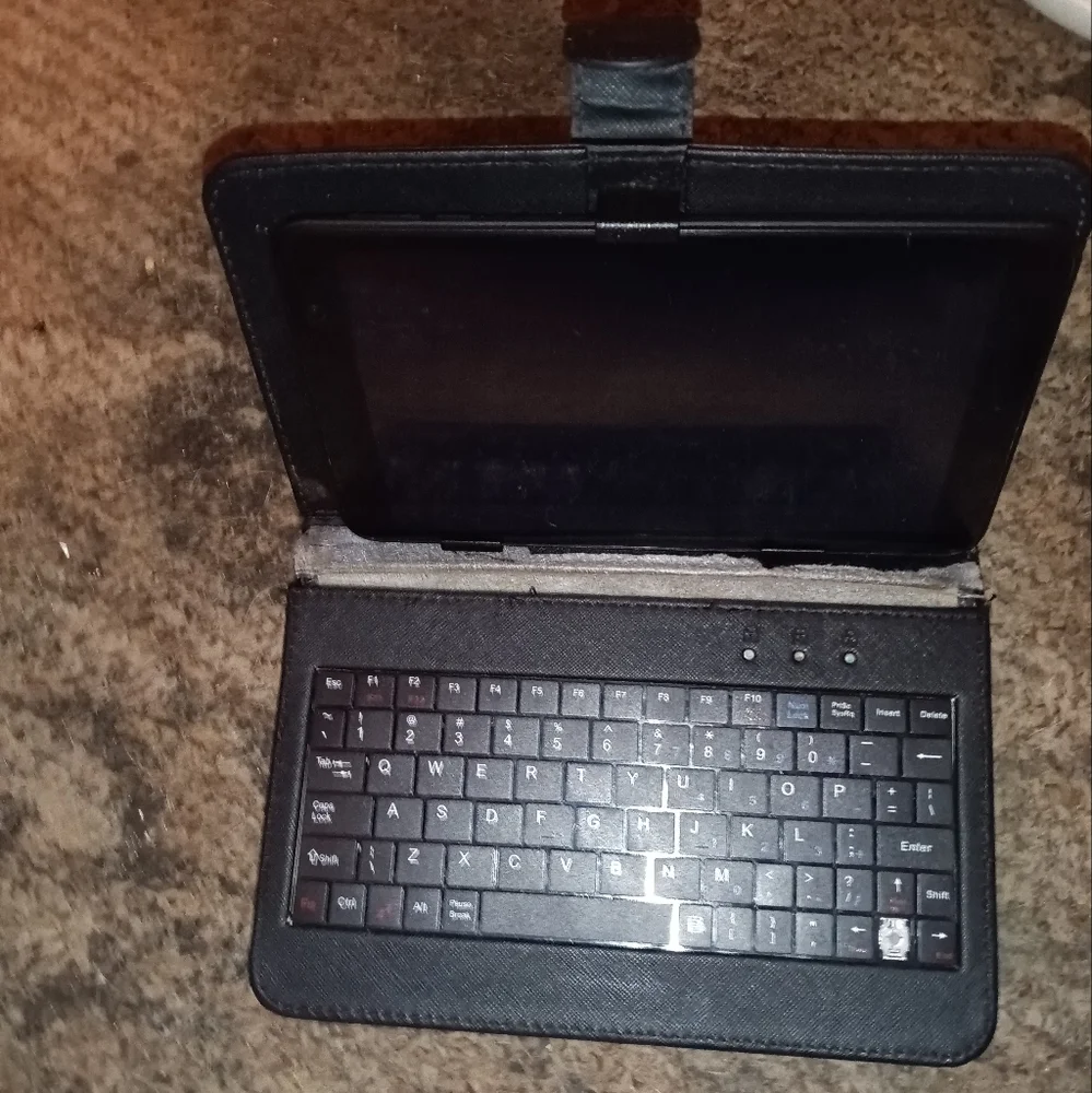 Qlink tablet with Bluetooth keyboard in leather magnetic case